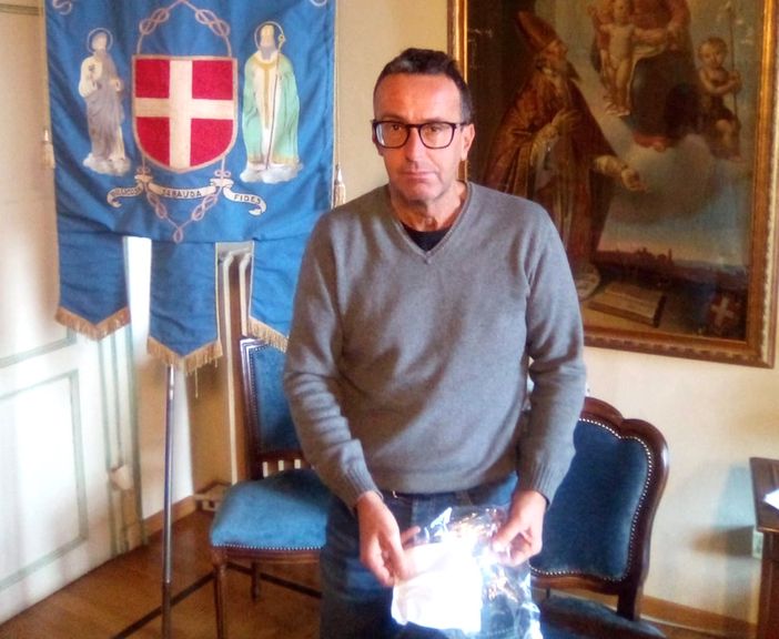 Il vicesindaco Pedussia mostra le mascherine in distribuzione alle famiglie del paese