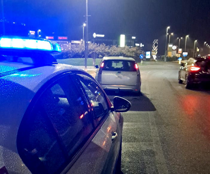 Fermato alla guida ubriaco, agli agenti fornisce i dati del cugino Fermato alla guida ubriaco, agli agenti fornisce i dati del cugino