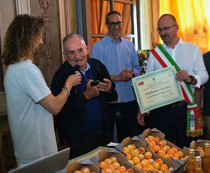 Aurelio Giordanino premiato dal sindaco di Costigliole Fabrizio Nasi e dal Flavio Lovera, direttore dell'Albifrutta con la medaglia ‘Tonda d'Oro'