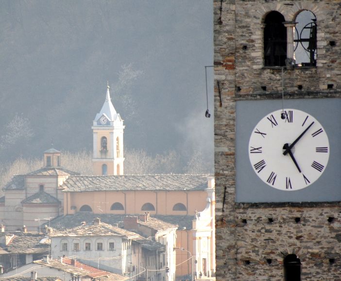 I campanili delle Parrocchiali di Santa Maria, in primo piano, e di Santa Margherita (copyright targatocn)