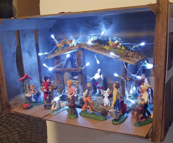 Alcune delle realizzazioni ora visibili sotto i portici della centrale via Roma Alcune delle realizzazioni ora visibili sotto i portici della centrale via Roma