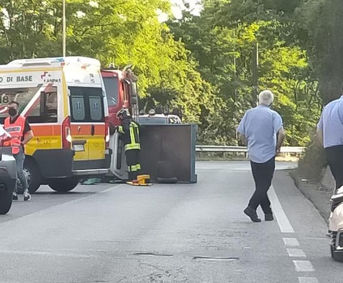 Si ribalta con il furgoncino e resta incastrato: vigili del fuoco al lavoro a Neive