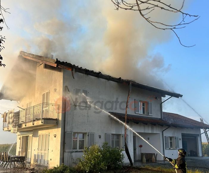 Incendio a San Salvatore di Savigliano: tetto in fiamme nell’impianto fotovoltaico