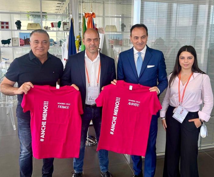 Presentata in Regione la maglia del 5° Raduno Trattoristico Piemonte - Liguria di Perlo Presentata in Regione la maglia del 5° Raduno Trattoristico Piemonte - Liguria di Perlo