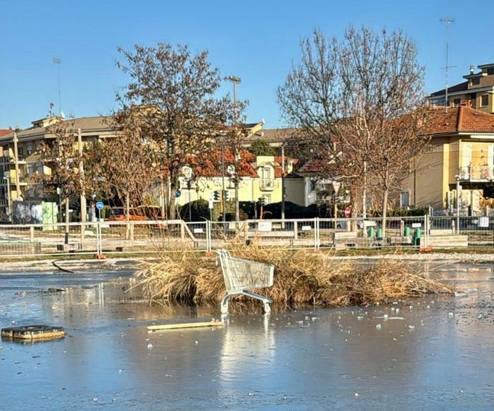 Il carrello della spesa sul laghetto ghiacciato del Parco Parri