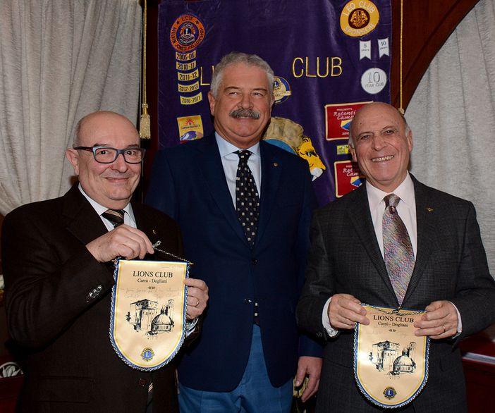 Al centro, il presidente del Lions Carrù-Dogliani, Giorgio Colombo con l’arch. Angelo Ravotti (a sinistra) e Franco Gogna (a destra)