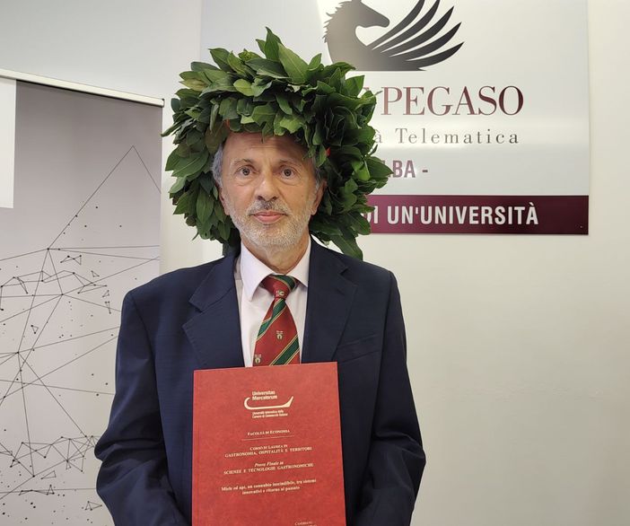 Nella sede albese dell’Università Telematica Pegaso si festeggia la laurea di Paolo, classe 1959 [VIDEO]