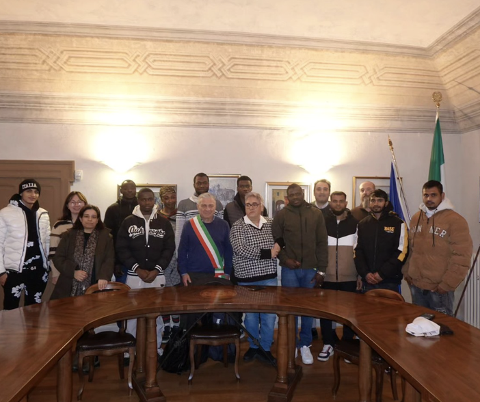 Incontro tra l'amministrazione di Villanova Mondovì e le persone accolte con il progetto SAI
