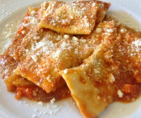 Tempo di tavole imbandite e di prelibatezze per tutti i gusti, con una preferenza per gli agnolotti al ragù Tempo di tavole imbandite e di prelibatezze per tutti i gusti, con una preferenza per gli agnolotti al ragù