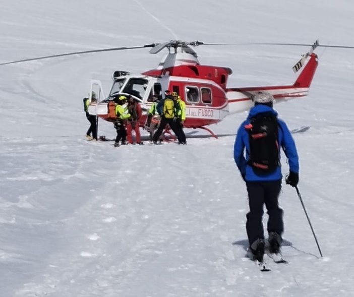 Un'immagine dell'elicottero dei vigili del fuoco, atterrato per il recupero dei due illesi Un'immagine dell'elicottero dei vigili del fuoco, atterrato per il recupero dei due illesi