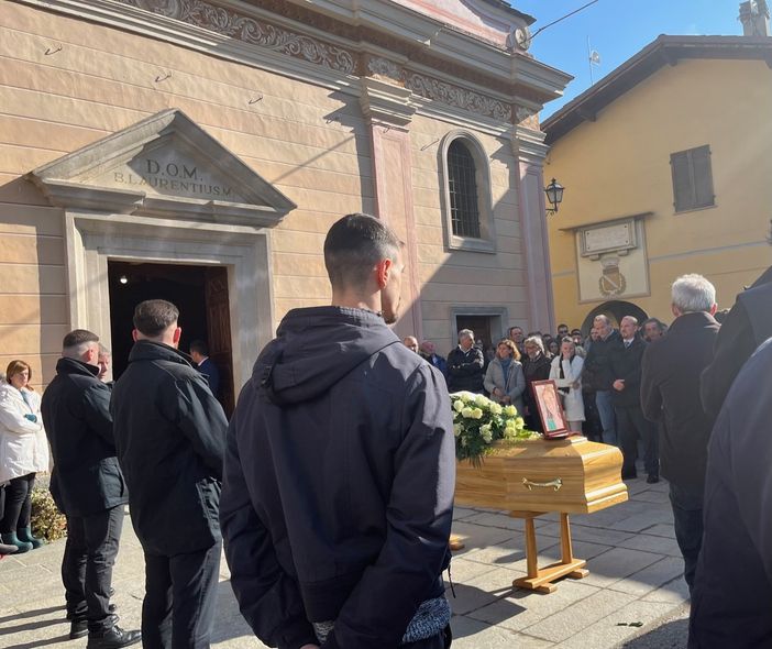 A Cartignano l'ultimo toccante saluto alla 30enne Sara Fina