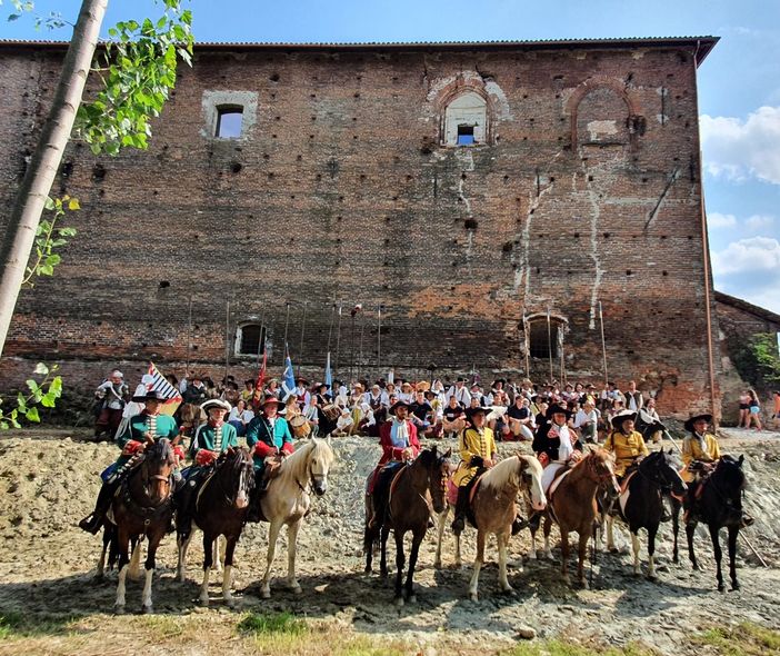 Il Castello di Cardè riapre al pubblico dopo il restauro, inaugurazione con la rievocazione storica [FOTO E VIDEO]
