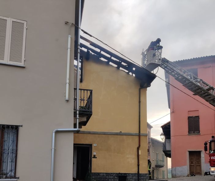 I Vigili del Fuoco al lavoro in via Ferdinando di Savoia I Vigili del Fuoco al lavoro in via Ferdinando di Savoia