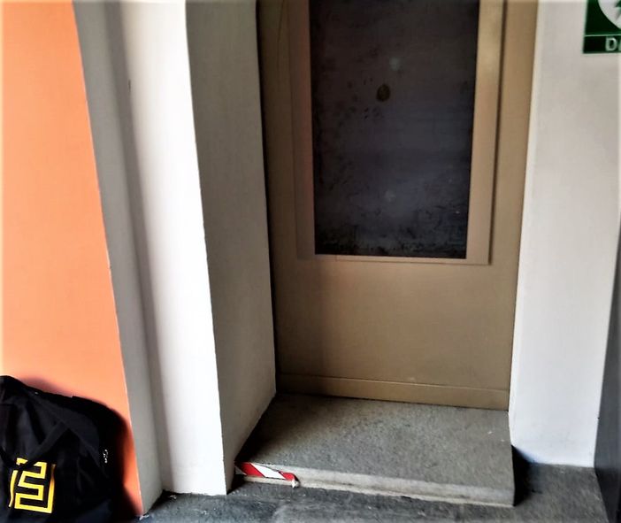 Un pannello nero copre il "buco" lasciato dalla rimozione del Bancomat a Crissolo Un pannello nero copre il "buco" lasciato dalla rimozione del Bancomat a Crissolo