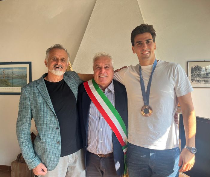 Luca Cupido con il sindaco Mario Mina e il consigliere Claudio Camilla Luca Cupido con il sindaco Mario Mina e il consigliere Claudio Camilla