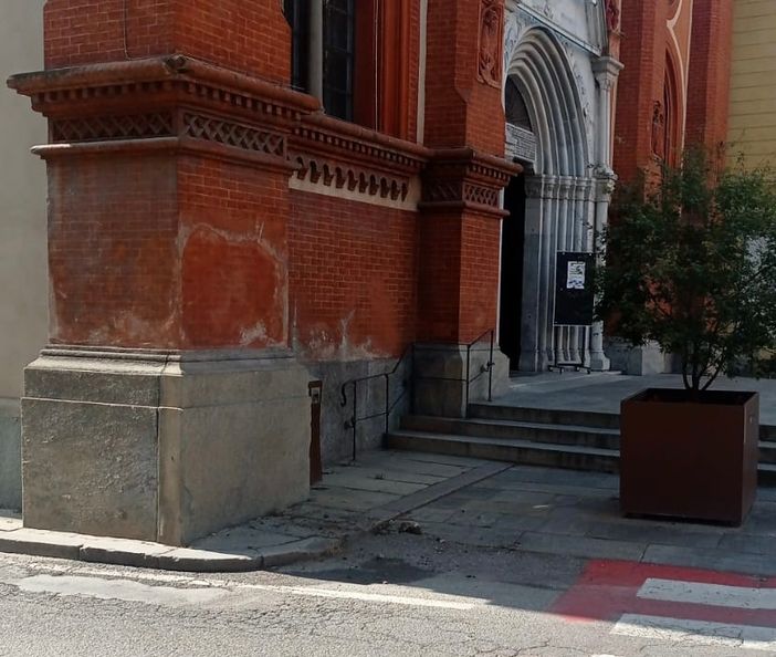 Dronero, perde il controllo dell'auto e finisce contro la facciata della chiesa