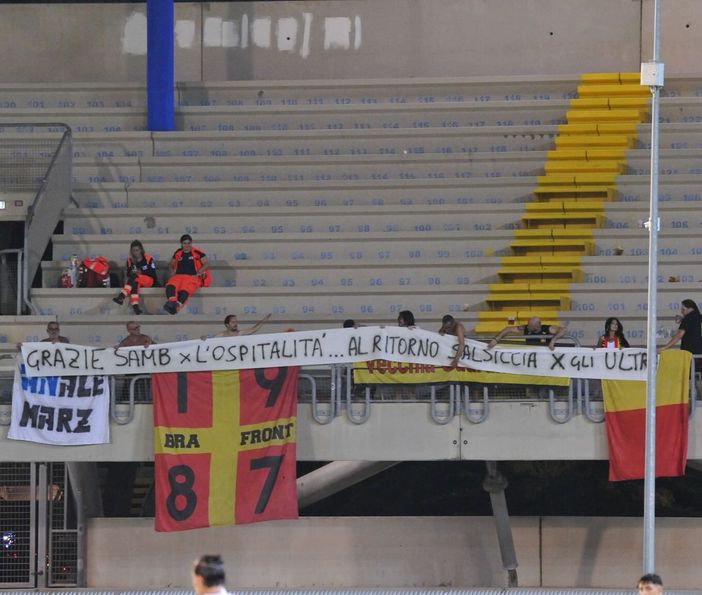 Lo striscione dei tifosi braidesi apparso allo stadio di San Benedetto del Tronto