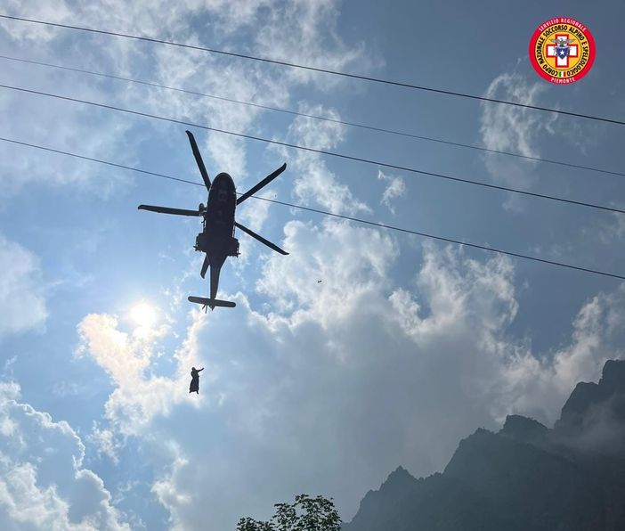 L'intervento dell'elicottero per il recupero dell'escursionista