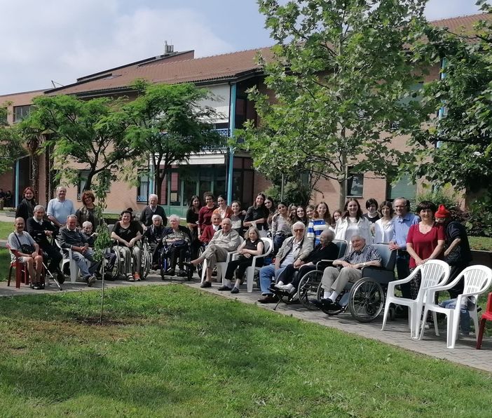 Un nuovo albero nel cortile della casa di riposo "Sacra Famiglia" di Mondovì