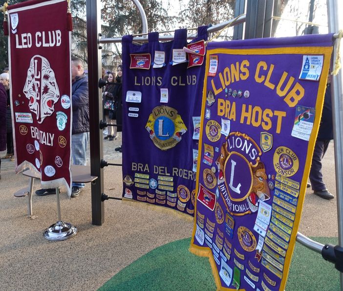 Una panchina rossa “parlante”, così il Lions di Bra dice «No» alla violenza sulle donne