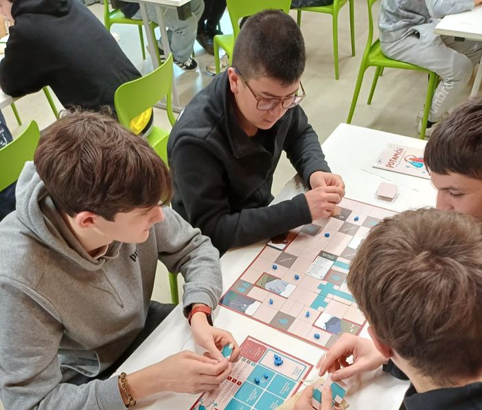 Ragazzi impegnati nel gioco di POTAMÒI | Porta a galla il cambiamento Ragazzi impegnati nel gioco di POTAMÒI | Porta a galla il cambiamento