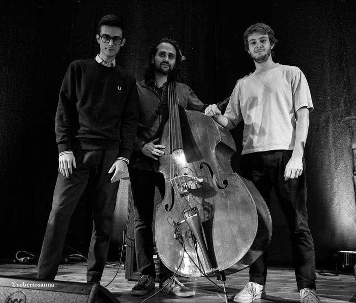 Domani a Niella Tanaro, Musica sull’Aia con “Point of convergency”, album di debutto del Nugara Trio Domani a Niella Tanaro, Musica sull’Aia con “Point of convergency”, album di debutto del Nugara Trio