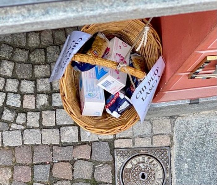 A Cuneo ritorna il cesto della solidarietà, dove chi può lascia e chi non può prende