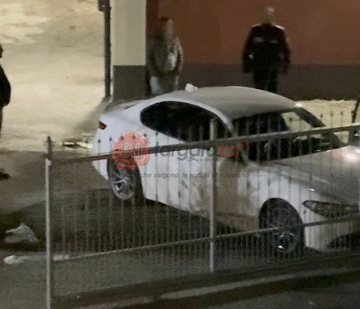 Ubriaco, si schianta con l'auto contro il cancello di un'abitazione a Bernezzo