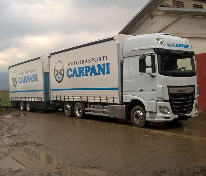 Il tir carico di fieno