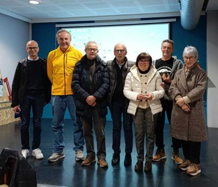 Alcuni dei premiati durante l'assemblea del Cai di Alba Alcuni dei premiati durante l'assemblea del Cai di Alba