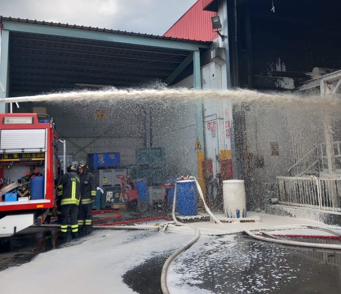 Incendio in un'azienda di smaltimento rifiuti a Fossano
