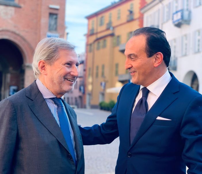 Il governatore Cirio in piazza Duomo ad Alba col commissario europeo per la programmazione finanziaria e il bilancio, l'austriaco Johannes Hahn