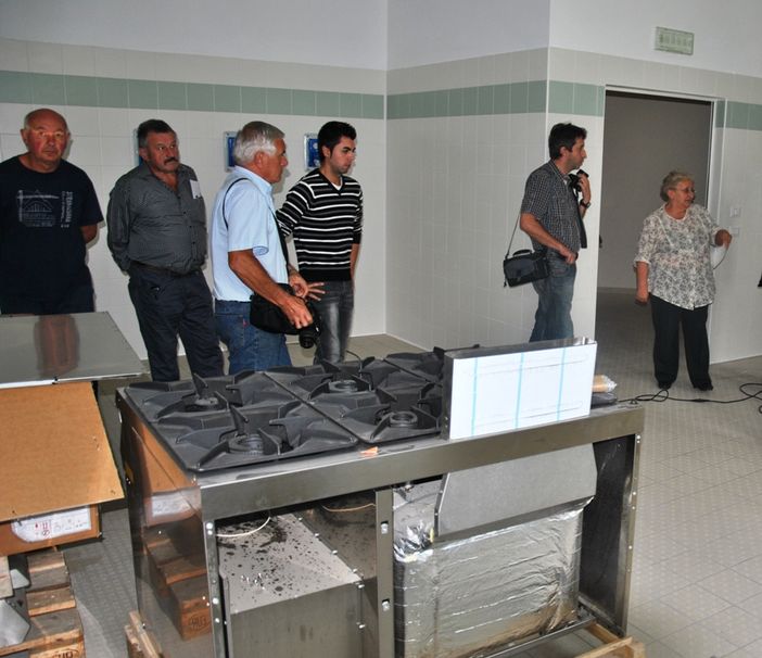 In visita allo spazioso locale cucina, ancora in fase di allestimento