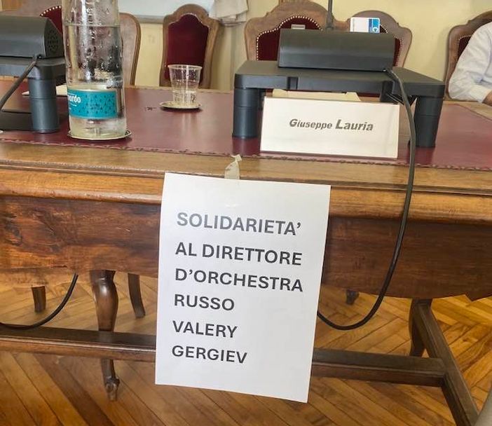 Il foglio di solidarietà esposto da Beppe Lauria davanti alla sua postazione in Consiglio Comunale