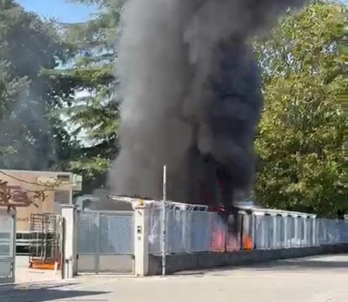Fiamme nel piazzale dell'azienda Capetta di Neive, danni contenuti [VIDEO]