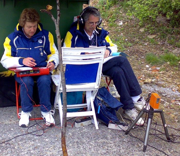 Lella Canale con il marito Richi Balbo durante un servizio di cronometraggio Lella Canale con il marito Richi Balbo durante un servizio di cronometraggio