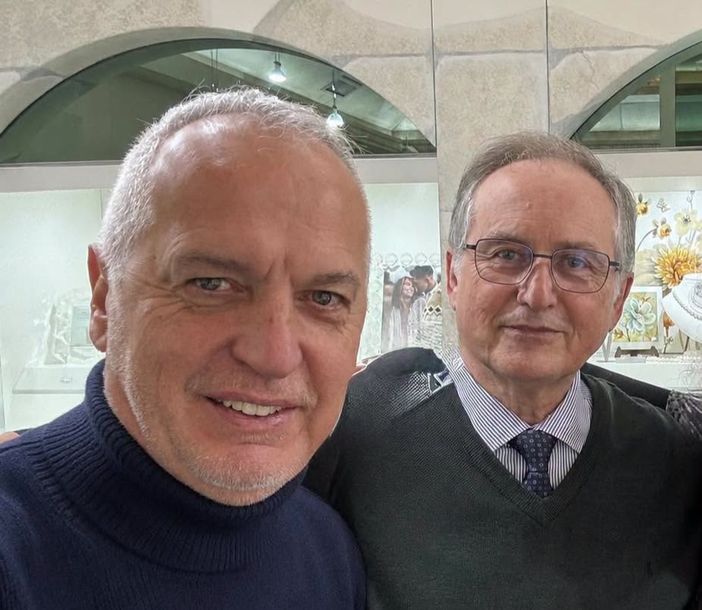 Il senatore Bergesio con Mauro Roggero nella sua gioielleria di Gallo Grinzane Il senatore Bergesio con Mauro Roggero nella sua gioielleria di Gallo Grinzane