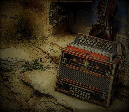 Ostana: domenica si inaugura la mostra “Vioule, viouloun e semitoun dedins Lou Pourtoun”