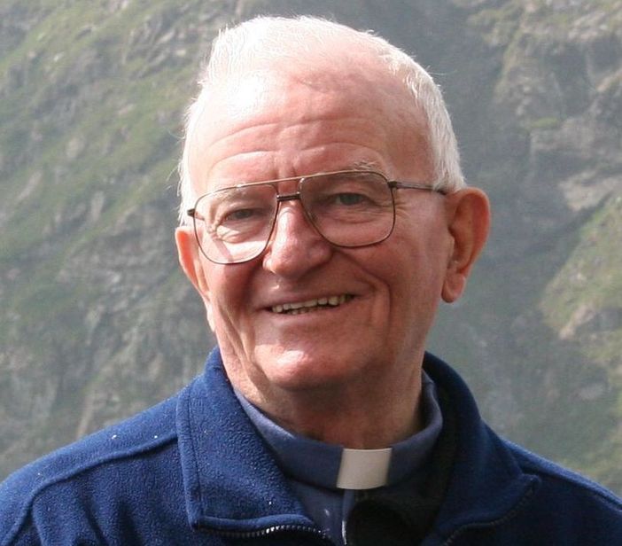 Crissolo: al poliedrico don Luigi Destre, 80 anni, 120 volte in vetta al Monviso, il “Premio Gianni Aimar, comunicare la montagna”