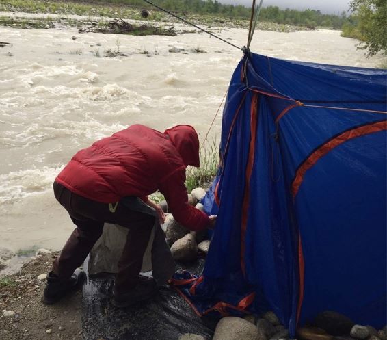 Roberto, l'uomo che vive in tenda lungo il Gesso a Cuneo, riavrà presto i suoi denti