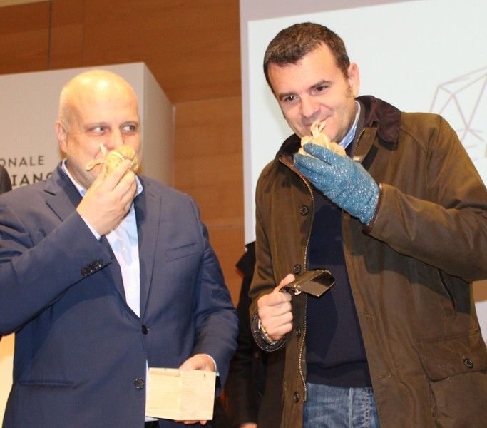 Il ministro Centinaio con il sindaco di Alba Marello alla Fiera Internazionale del Tartufo Il ministro Centinaio con il sindaco di Alba Marello alla Fiera Internazionale del Tartufo