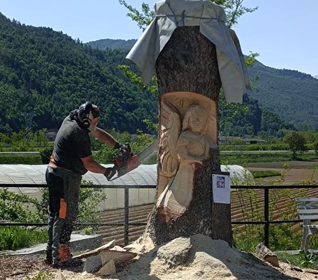 A Priola il tronco di un albero diventa un angelo grazie all'abilità di Barba Brisiu