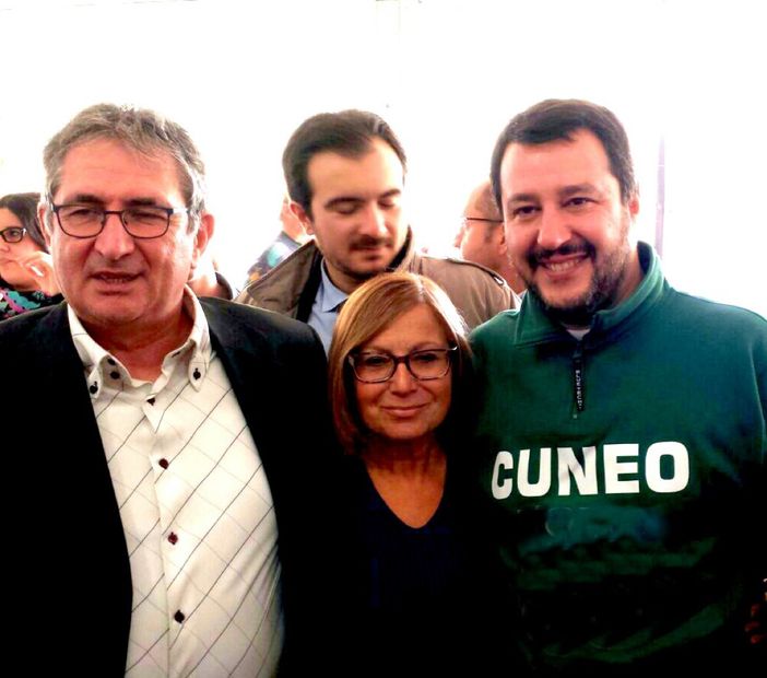 Il coordinatore della Lega Nord sez. Alba Marco Marcarino (primo da sx) con Elena Alessandria, capogruppo in consiglio comunale ad Alba e il Ministro Matteo Salvini. Dietro l'On. Riccardo Molinari, capogruppo alla Camera per la Lega Nord Il coordinatore della Lega Nord sez. Alba Marco Marcarino (primo da sx) con Elena Alessandria, capogruppo in consiglio comunale ad Alba e il Ministro Matteo Salvini. Dietro l'On. Riccardo Molinari, capogruppo alla Camera per la Lega Nord