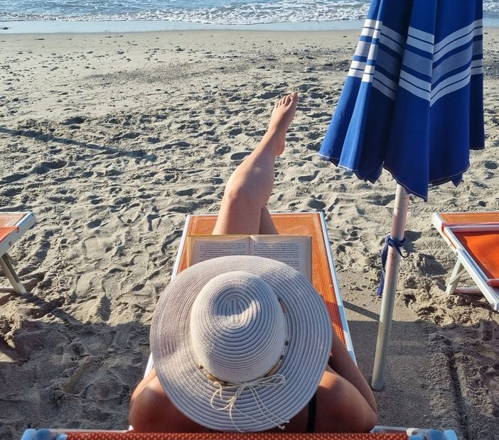 Buona lettura con "Non proprio un colpo di fulmine" Buona lettura con "Non proprio un colpo di fulmine"