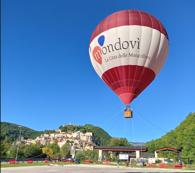 La mongolfiera istituzionale di Mondovì ha solcato i cieli umbri di Cascia