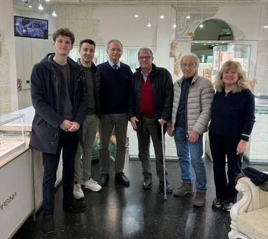 Alcuni consiglieri di minoranza con il gioielliere Mario Ruggero e sua moglie Mariangela Sandrone Alcuni consiglieri di minoranza con il gioielliere Mario Ruggero e sua moglie Mariangela Sandrone