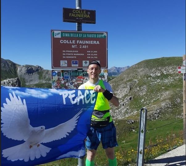 Di corsa il Colle Fauniera per sventolare una bandiera con la scritta “Peace”
