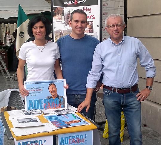 I renziani in piazza ad Alba per incontrare la gente