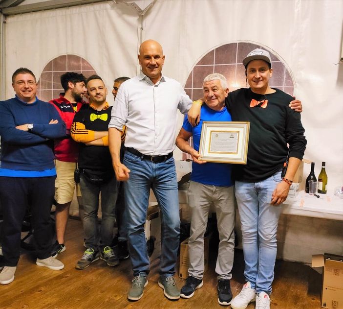 Il sindaco di Cherasco Carlo Davico premia il suo "omonimo" Matteo Il sindaco di Cherasco Carlo Davico premia il suo "omonimo" Matteo