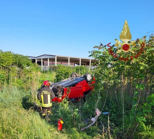 Auto si cappotta a Savigliano, conducente in codice giallo trasportato all'ospedale